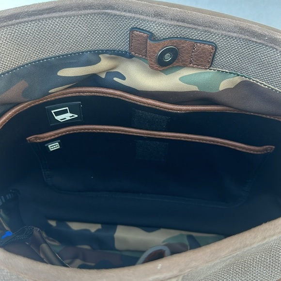New AUTHENTIC GUESS Mens Leather Messenger/Canvas Travel Bag Camo - Picture 10 of 13